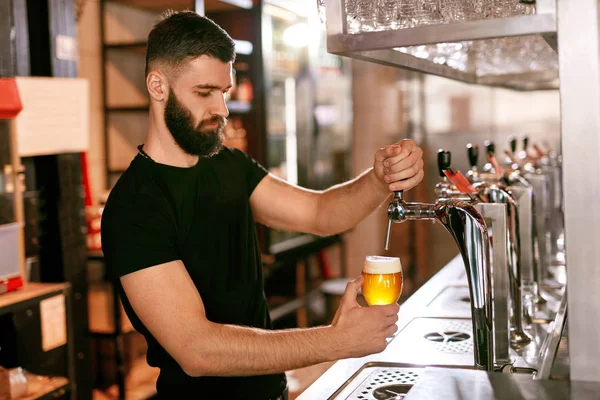 Empregado Trabalhar Bar Pub Bonito Homem Derramando Cerveja Calada Vidro — Fotografia de Stock