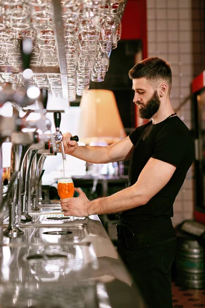 Cantinero Trabajando Bar Pub Hombre Guapo Vertiendo Cerveza Barril Vidrio — Foto de Stock