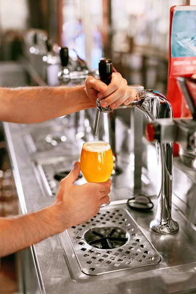 Fıçı Bira Taze Buğday Bira Bardağında Biralarından Dökme Closeup Barda — Stok fotoğraf