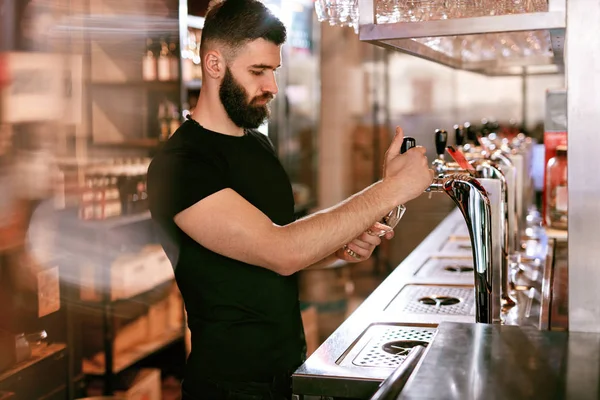 Empregado Trabalhar Bar Pub Bonito Homem Derramando Cerveja Calada Vidro — Fotografia de Stock