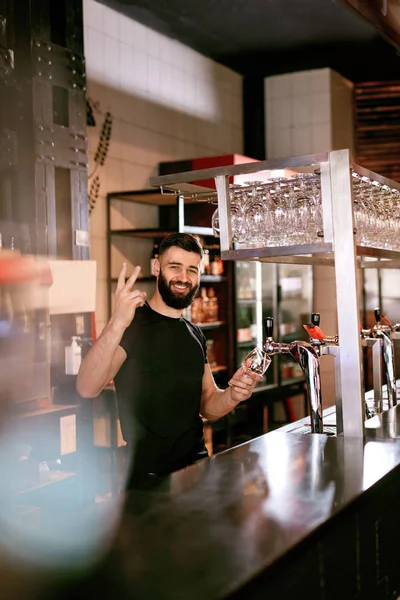 Cantinero Trabajando Bar Pub Hombre Guapo Vertiendo Cerveza Barril Vidrio — Foto de Stock