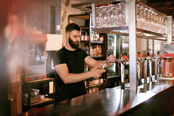 Empregado Trabalhar Bar Pub Bonito Homem Derramando Cerveja Calada Vidro — Fotografia de Stock