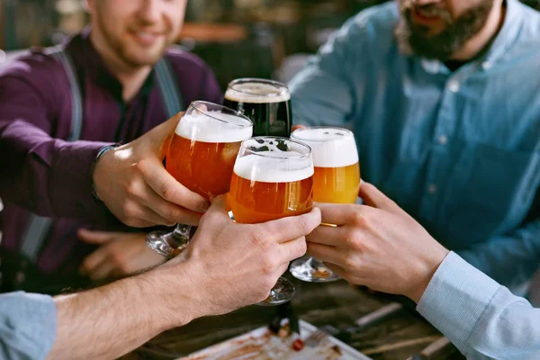 Beber Cerveja Amigos Levantar Copos Cerveja Mesa Com Comida Bar — Fotografia de Stock