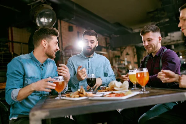 Friends Dinner Drinking Beer Eating Food Pub Restaurant High Resolution — Stock Photo, Image