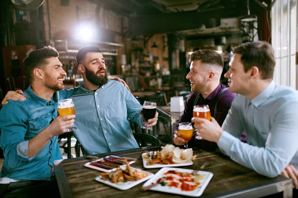 Friends Dinner Drinking Beer Eating Food Pub Restaurant High Resolution — Stock Photo, Image