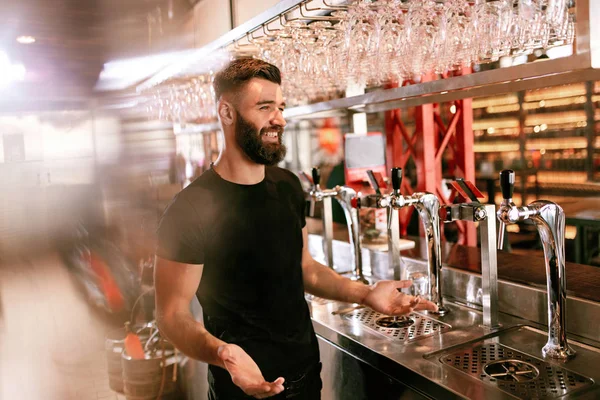 Bar Pub Erkek Barmen Counter Bira Yakınındaki Bar Ayakta Musluklar — Stok fotoğraf