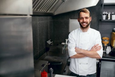 Lokanta mutfağı mutlu aşçı. Şef olarak çalışan adam. Yüksek çözünürlük.