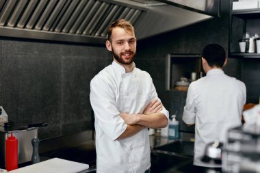 Lokanta mutfağı mutlu aşçı. Şef olarak çalışan adam. Yüksek çözünürlük.