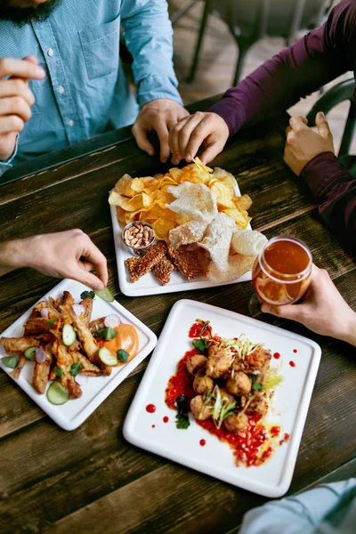 Män Dricka Och Äta Snacks Välsmakande Mat Närbild Pub Restaurang — Stockfoto