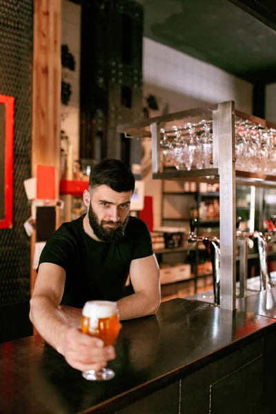 Cerveza Artesanal Hombre Sosteniendo Vaso Con Cerveza Pub Camarero Mostrador — Foto de Stock