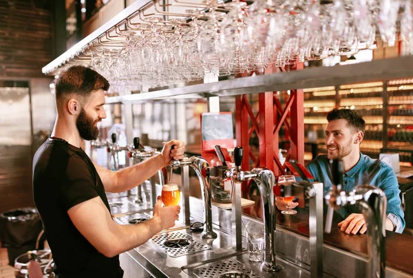 Bierkneipe Barkeeper Und Kunde Der Bar Mann Schüttet Bier Aus — Stockfoto