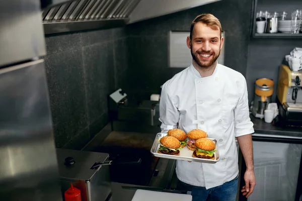 Smiling Chef Burgers Modern Restaurant Kitchen High Resolution — Stock Photo, Image