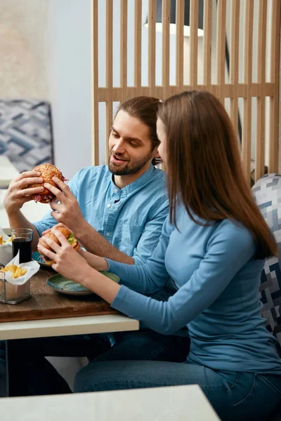 Persone Che Cenano Mangiano Hamburger Cafe Amici Che Mangiano Fast — Foto Stock