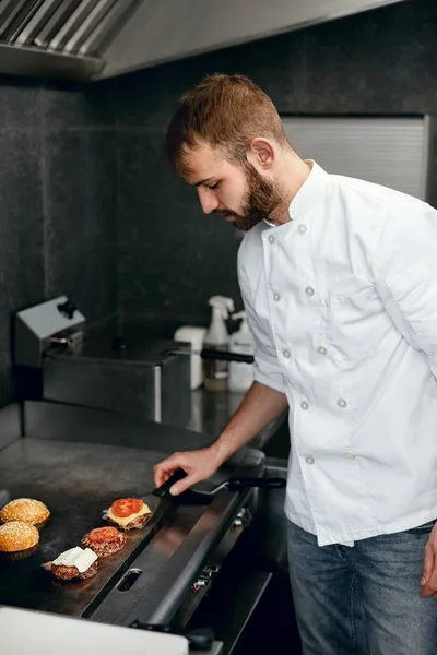 Chef Cooking Burgers Restaurant Kitchen Frying Meat Grill High Resolution — Stock Photo, Image
