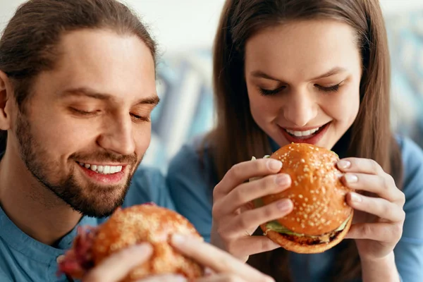 Amigos Comer Hambúrgueres Interior Pessoas Sorridentes Comendo Hambúrgueres Café Fast — Fotografia de Stock