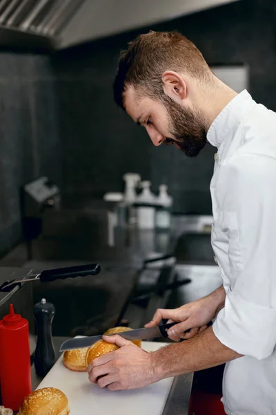 Chef Cooking Burgers Restaurant Kitchen Cutting Buns High Resolution — Stock Photo, Image