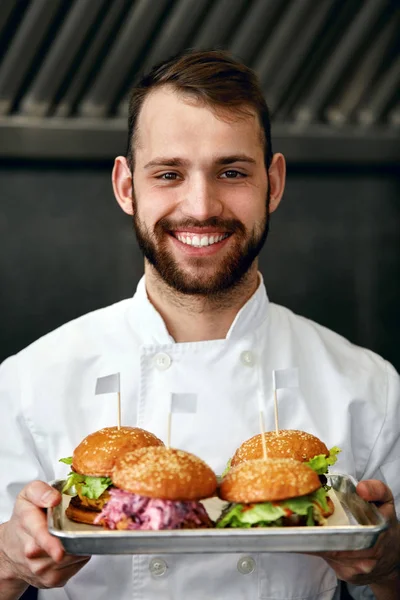 Smiling Chef Burgers Modern Restaurant Kitchen High Resolution — Stock Photo, Image