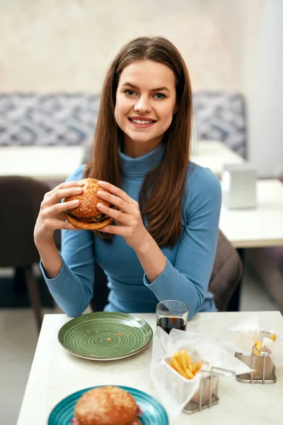 Mulher Comendo Hambúrguer Restaurante Fast Food Sentado Mesa Café Alta — Fotografia de Stock