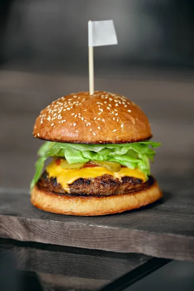 Burger Zár Megjelöl Ból Finom Hamburgert Hús Saláta Sajt Asztalra — Stock Fotó