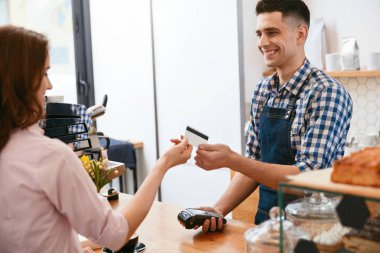 Kahve satın alın. Kadın Cafe kredi kartı ile ödeme. Yüksek çözünürlük.