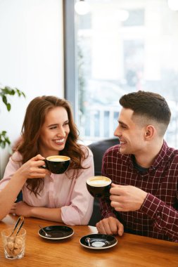 Masada oturan süre çift Cafe sıcak kahve içme ve konuşuyor. Yüksek çözünürlük.