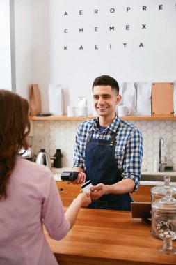 Kahve satın alın. Kadın Cafe kredi kartı ile ödeme. Yüksek çözünürlük.