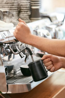 Kahve kahve makinesi portre üzerinde hazırlanması, Cafe Kupası sütte buğulaması Barista. Yüksek çözünürlük.