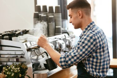 Kahve yapma. Cafe kahve makinesi kullanarak, süt buğulaması ve içecek hazırlama Barista. Yüksek çözünürlük.