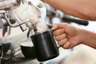 Kahve kahve makinesi portre üzerinde hazırlanması, Cafe Kupası sütte buğulaması Barista. Yüksek çözünürlük.