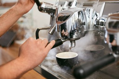 Kahve makinesi Cafe portre taze sıcak kahve içecek yapma. Yüksek çözünürlük.