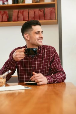 Mutlu bir adam masada Cafe kahve içme. Yüksek çözünürlük.