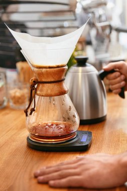 Taze kahve filtre Brewer Cafe içinde ile hazırlanıyor. Yüksek çözünürlük.