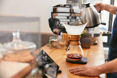 Taze kahve filtre Brewer Cafe içinde ile hazırlanıyor. Yüksek çözünürlük.