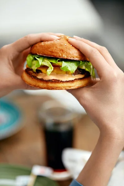 Mangiare Hamburger Donna Che Tiene Hamburger Mano Ristorante Fast Food — Foto Stock
