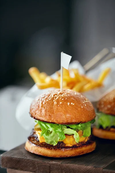 Burger Primo Piano Hamburger Gustoso Con Carne Lattuga Formaggio Tavola — Foto Stock