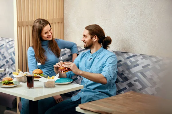 Casal Com Hambúrgueres Homem Mulher Comendo Fast Food Café Alta — Fotografia de Stock