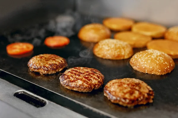 Cocinar Hamburguesas Carne Panecillos Asando Parrilla Cocina Del Restaurante Alta — Foto de Stock