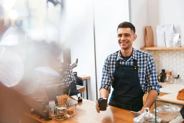 Cafe Stilig Barista Holding Kopp Kaffe Händer Arbetar Kafé Hög — Stockfoto