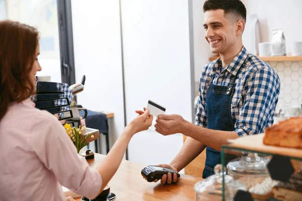 コーヒーを購入します 女性がカフェでクレジット カードで支払い 高分解能 — ストック写真