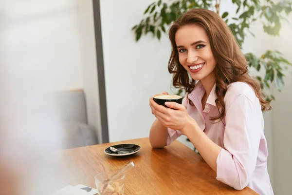 テーブルでコーヒーを飲みながらカフェで美しい女性 高分解能 — ストック写真
