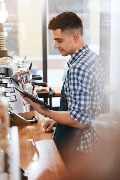 年轻的咖啡师在咖啡馆工作 站在工作场所附近 高分辨率 — 图库照片