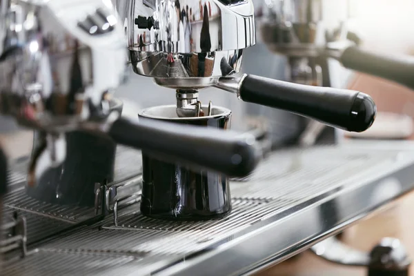 Kaffeemaschine Die Der Nähe Des Cafés Frischen Heißen Kaffee Trinkt — Stockfoto