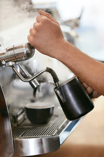 Barista Bereitet Kaffee Auf Kaffeemaschine Nahaufnahme Dampfende Milch Tasse Café — Stockfoto