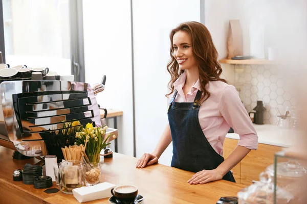 咖啡厅 在咖啡店工作的女咖啡师的肖像 在工作场所的漂亮女人 高分辨率 — 图库照片