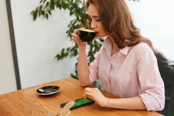 Hermosa Mujer Café Bebiendo Café Usando Teléfono Mesa Alta Resolución — Foto de Stock