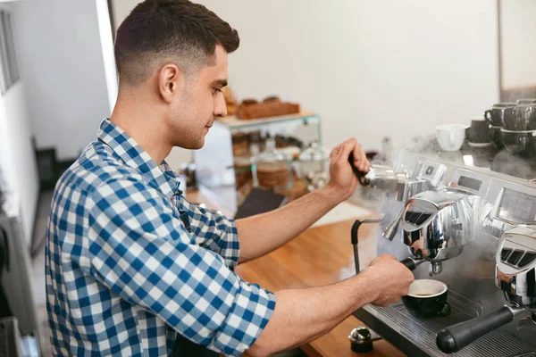 Barista Cafe Porträtt Ung Man Arbetar Kafé Med Kaffe Maskin — Stockfoto