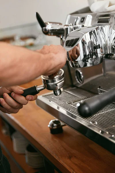 Barista Trabajando Máquina Café Primer Plano Café Alta Resolución — Foto de Stock