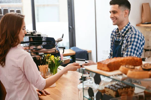 Köp Kaffe Kvinnan Betalar Med Kreditkort Cafe Hög Upplösning — Stockfoto