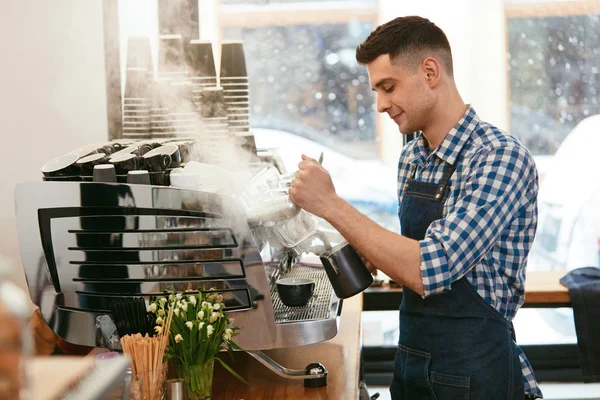 Att Göra Kaffe Barista Med Kaffebryggare Cafe Ångande Mjölk Och — Stockfoto