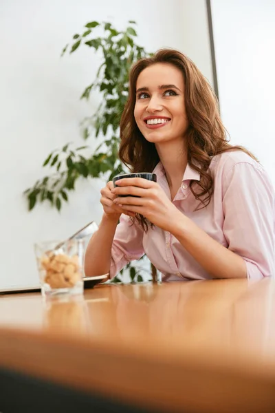 Krásná Žena Cafe Stolu Pití Kávy Vysoké Rozlišení — Stock fotografie